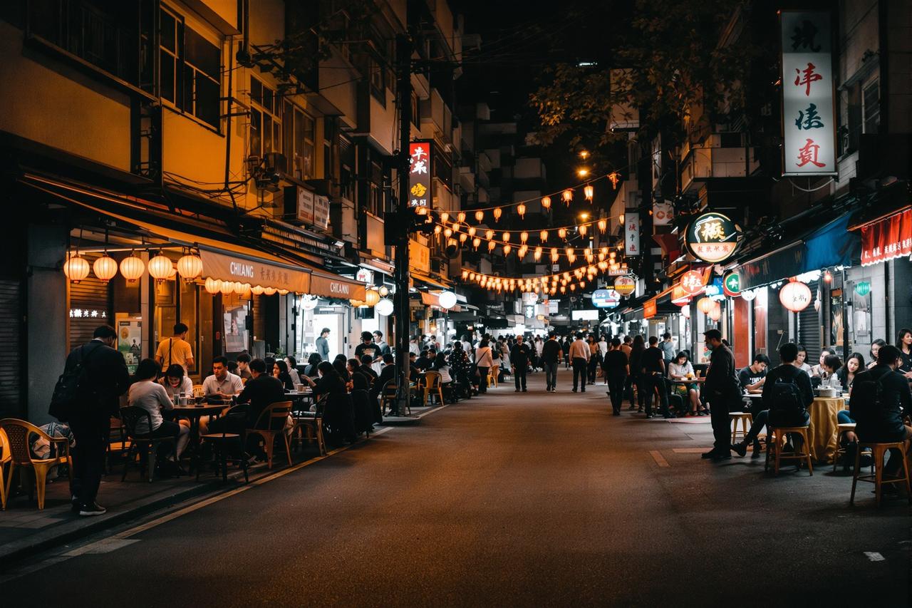 某城市深夜突发5.2级地震,当地居民深夜被震醒纷纷跑出家门 - 看独家爆料 某城市深夜突发5.2级地震居民街头避险的社会新闻配图